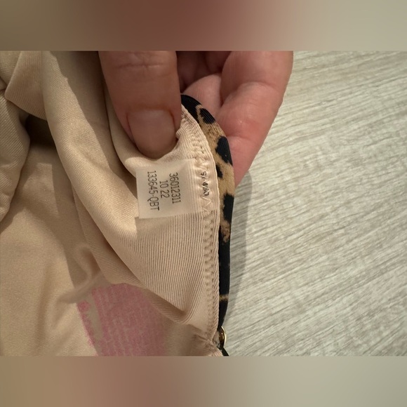 Victorias Secret Leopard One Piece Swimsuit V Neck Sexy Beach Size Medium NWT - Picture 4 of 9